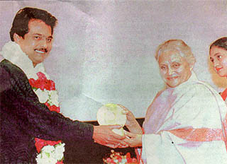 Jayaraj receiving the Golden Peacock from Delhi CM Sheila Dixit