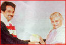 Jayaraj receiving the Golden Peacock from Delhi Chief Minister Sheila Dixit