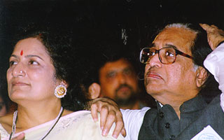 Hridaynath Mangeshkar and wife