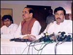 Maharashtra Chief
Minister Manohar Joshi, Deputy Chief Minister Gopinath Munde, 
Mahajan and Raj Thackeray in the meeting