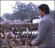 Amitabh Bachchan addressing an enthusiastic crowd [Pic: Sanjeev Sharma]