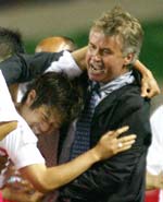 Ji Sung (L) celebrates his goal against Portugal with coach Guus Hiddink. 